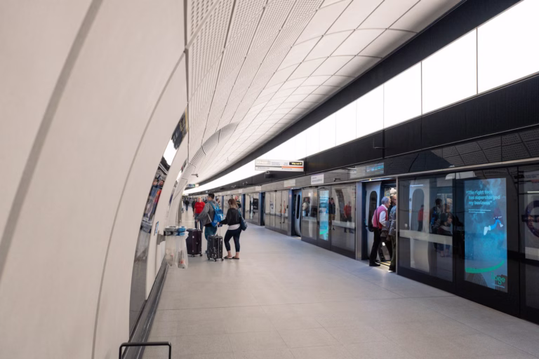 Passageiros numa estacao da linha Elizabeth, o Crossrail em operacao, em Londres