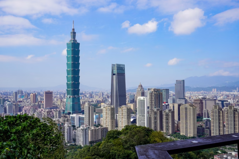 Taipei 101 visto do alto do Monte Elefante; o amortecedor do Taipei 101 fica escondido perto do topo da torre de 508 m