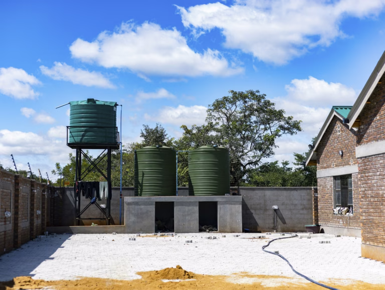 Reservatorios de um sistema de captacao de agua da chuva instalados no quintal de uma casa